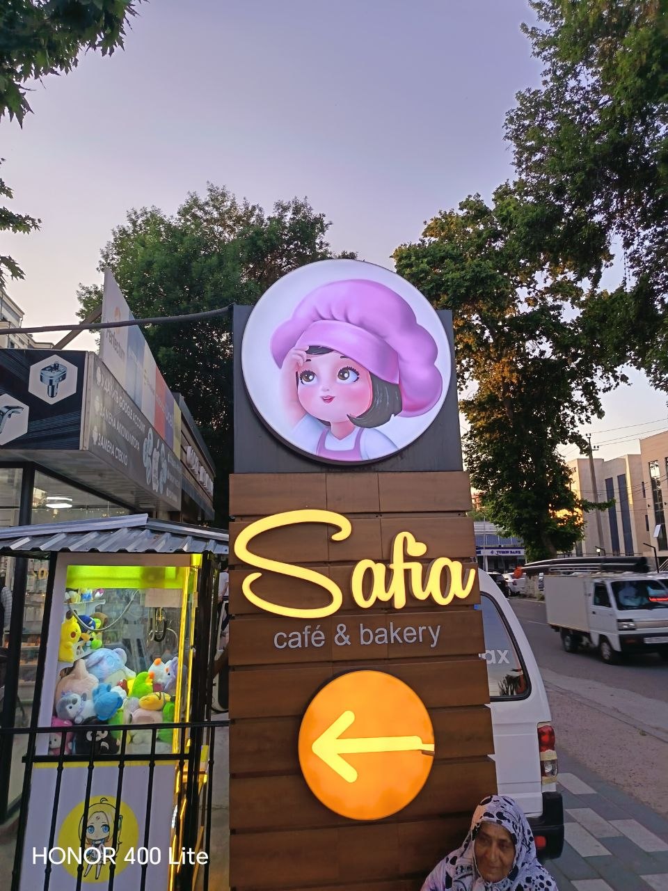 Ko'cha ustunidagi tashqi reklama banneri