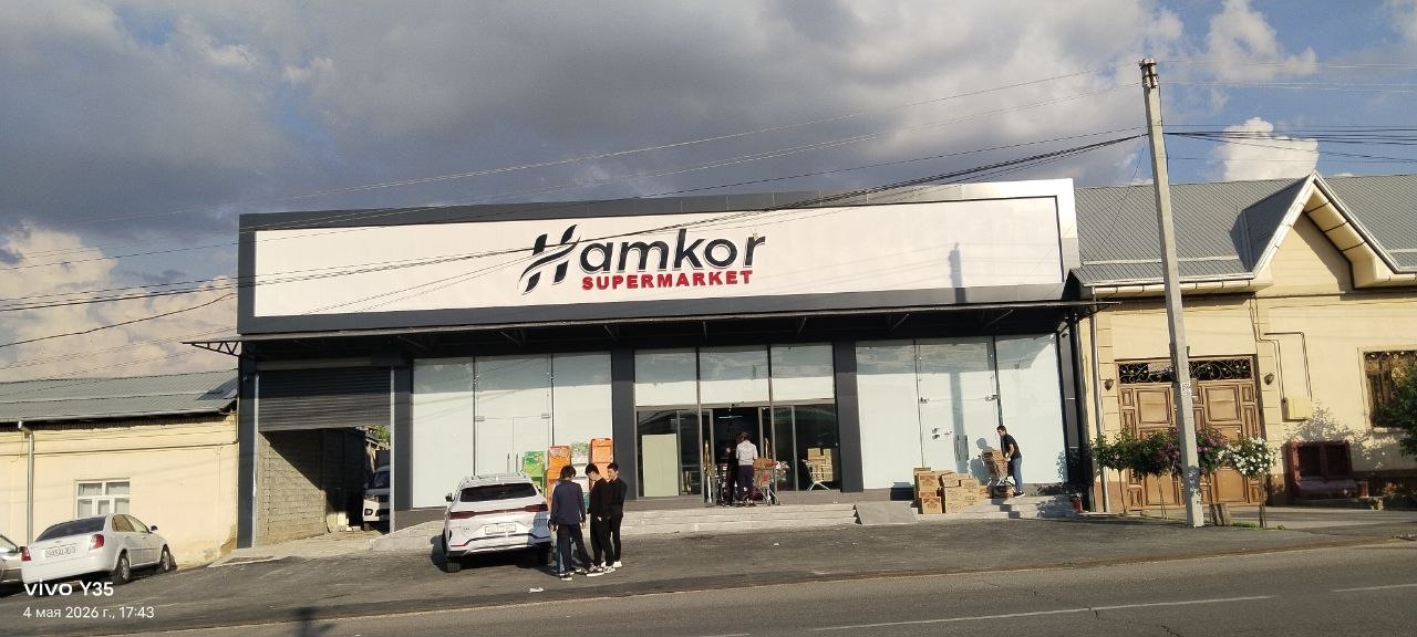 Shahar markazidagi tashqi reklama va ko'cha bannerlari