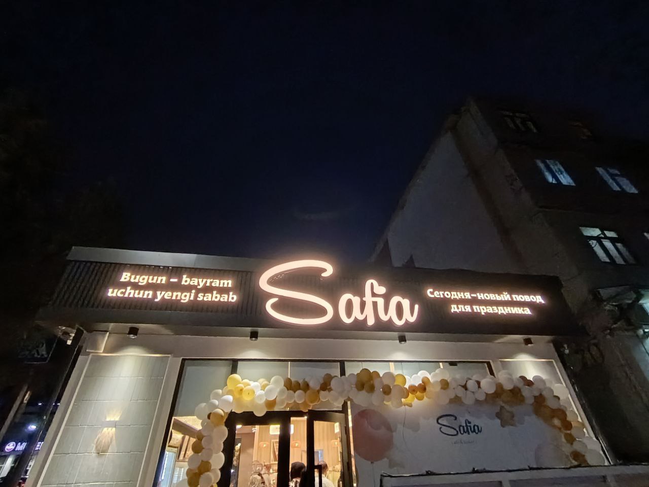 Qurilish maydonchasi to'sig'idagi banner reklamasi